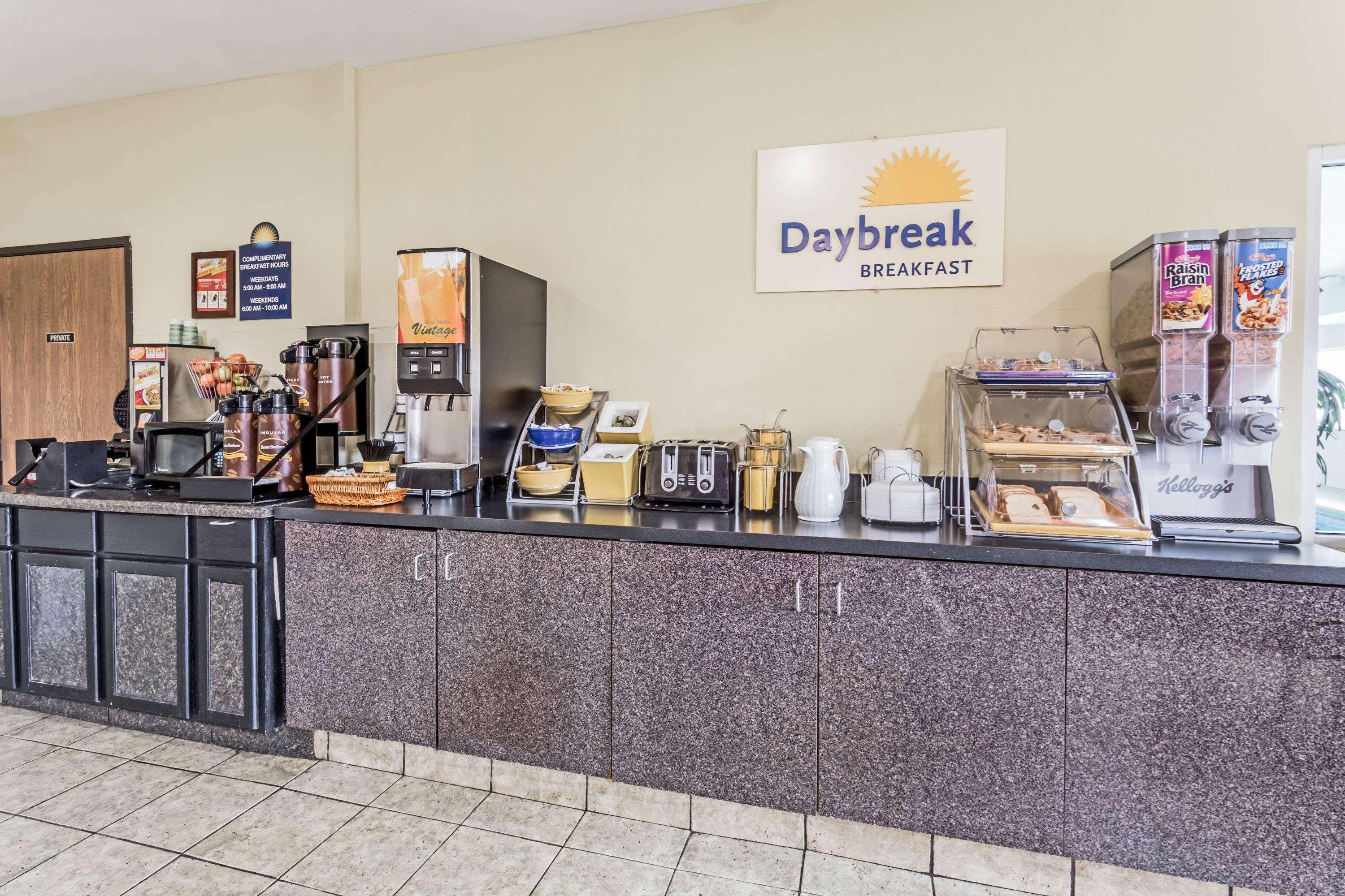 Days Inn & Suites By Wyndham Of Morris Eksteriør bilde