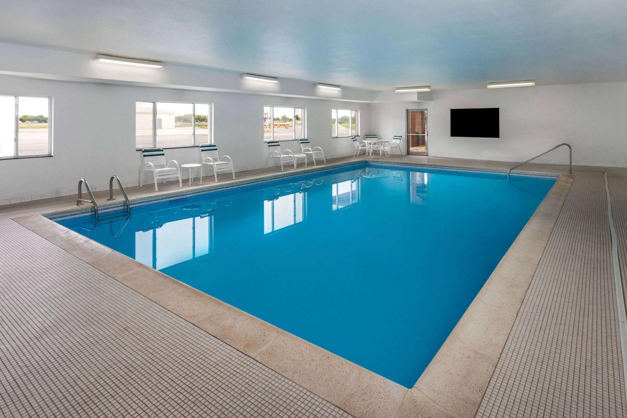 Days Inn & Suites By Wyndham Of Morris Eksteriør bilde